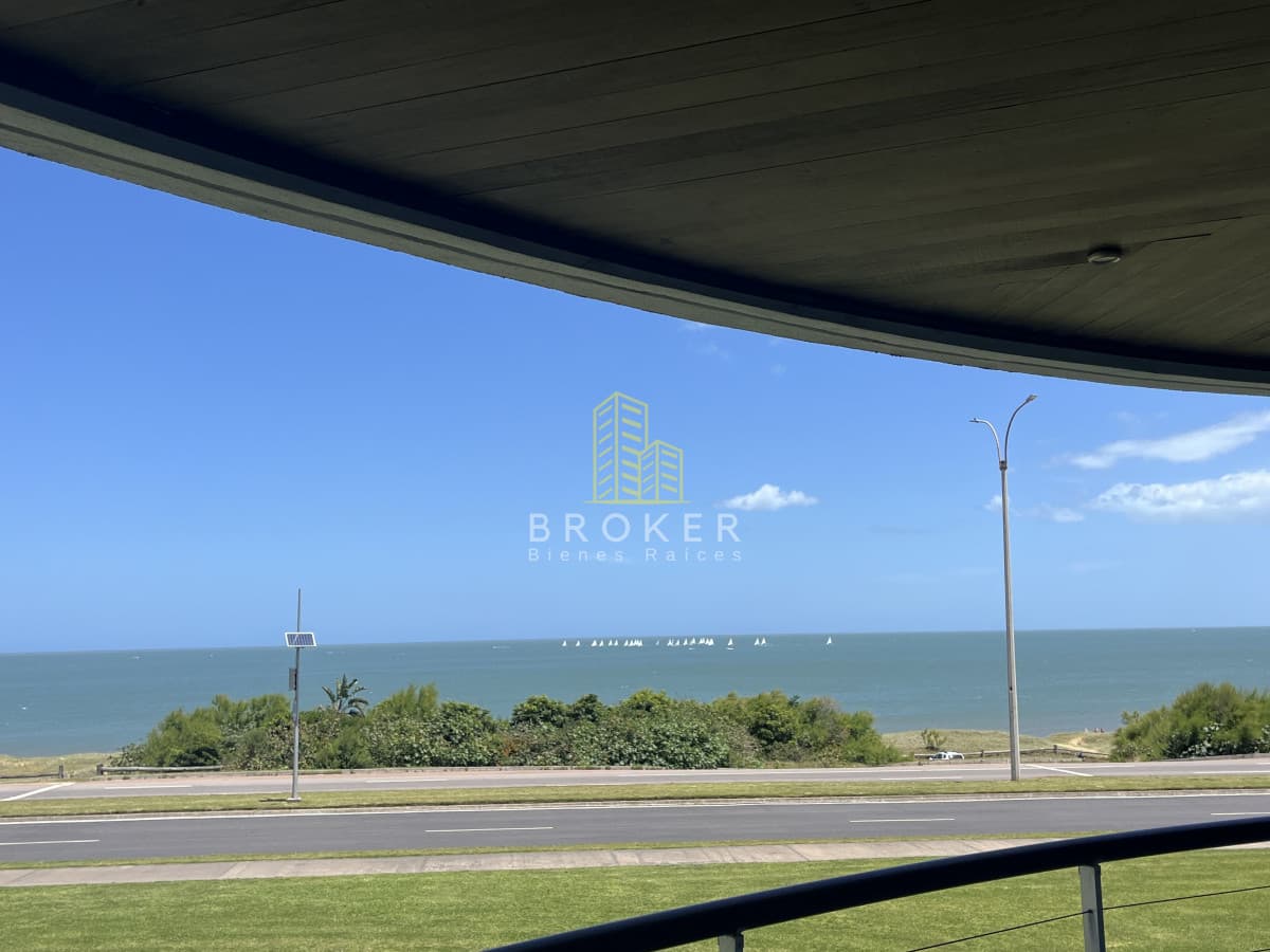 Venta Apartamento Primera Linea Mansa frente al mar con Parrillero propio. Punta del Este Uruguay