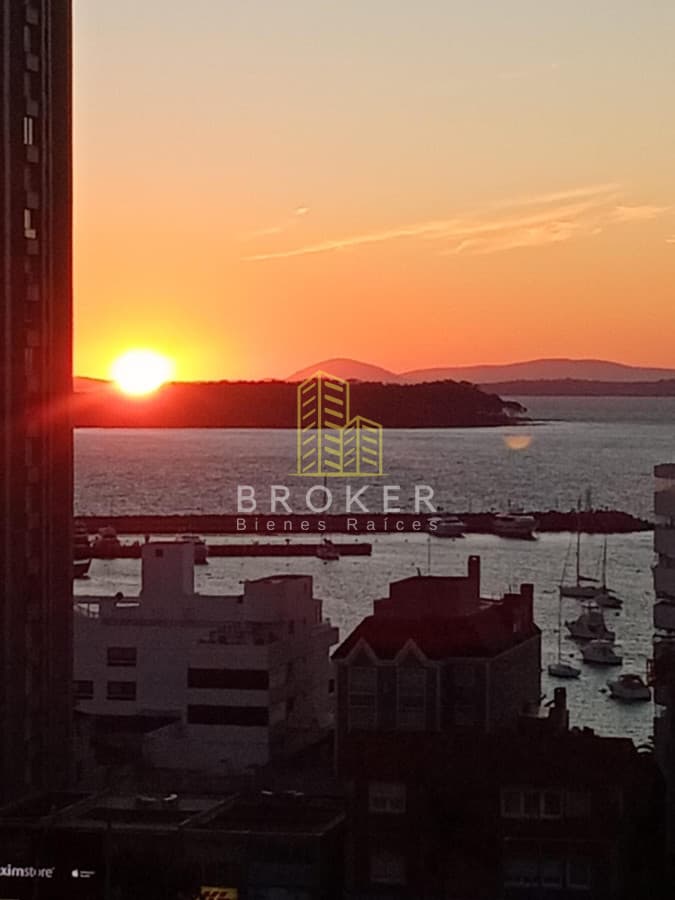 Venta Departamento en el Puerto de Punta del Este, con vista al mar