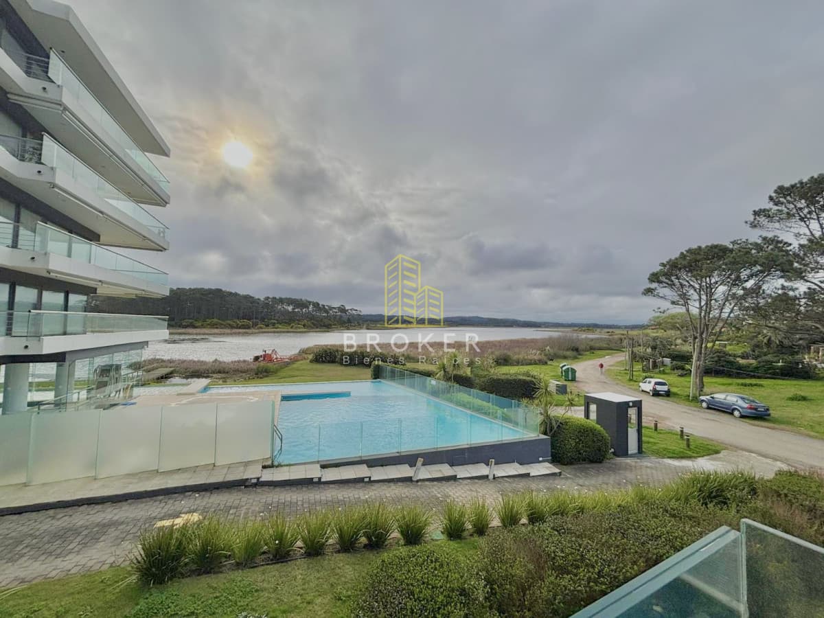 Venta apartamento 2 dormitorios punta del este mansa frente al mar parrillero