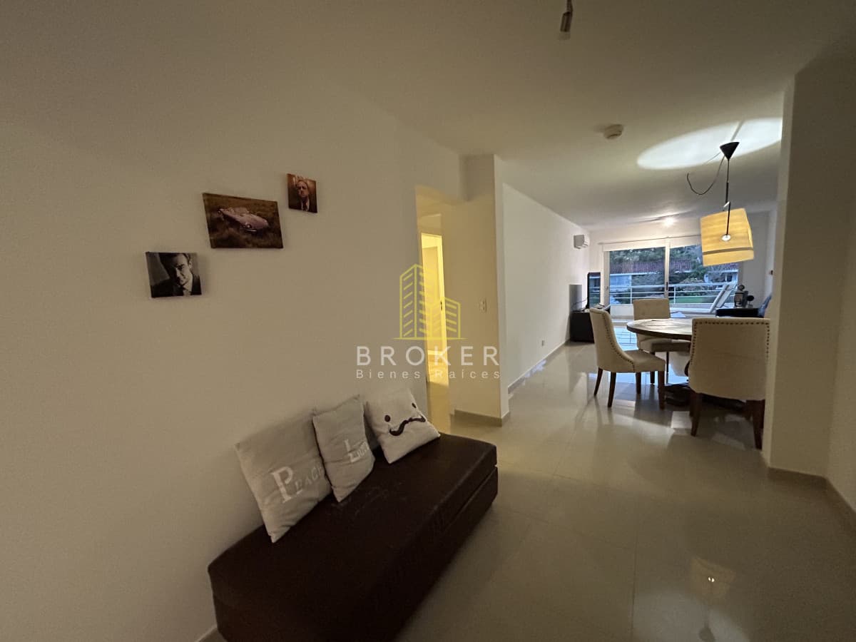 OPORTUNIDAD penthouse de 200m2 con terraza exclusiva y parrillero en edificio con servicios en Punta del Este