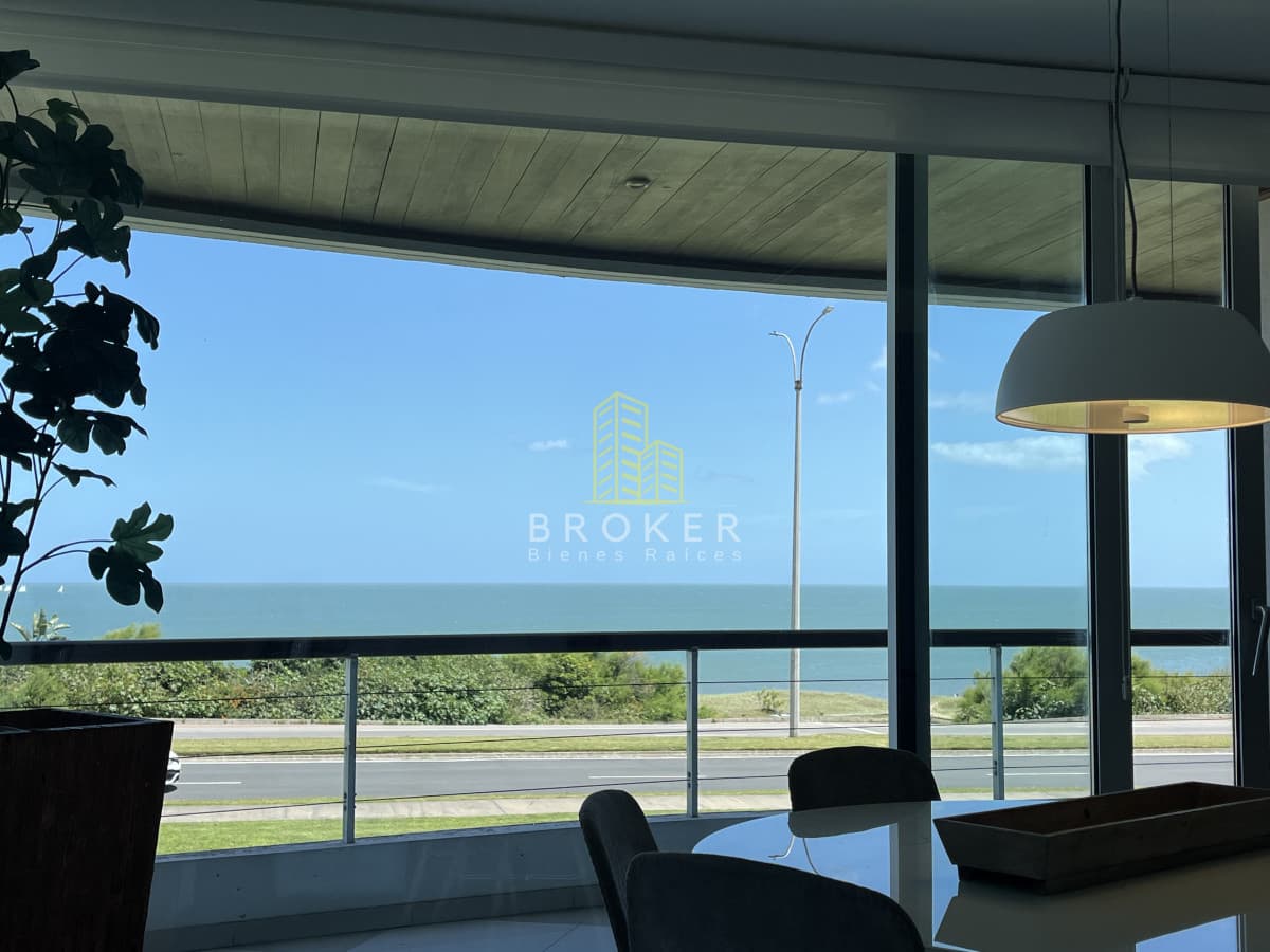 Venta Apartamento Primera Linea Mansa frente al mar con Parrillero propio. Punta del Este Uruguay
