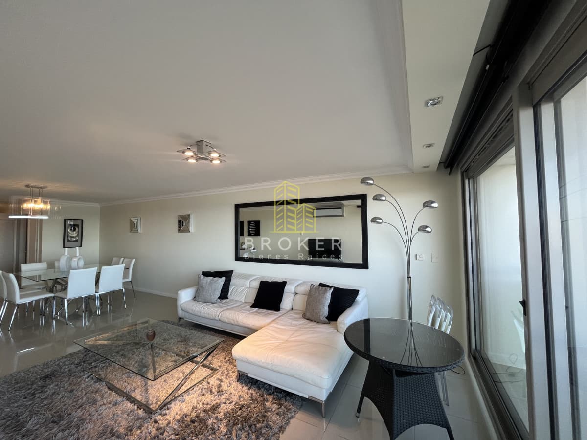 Apartamento de 3 Dormitorios Vista al Mar en Playa Brava Primera Linea Punta del Este