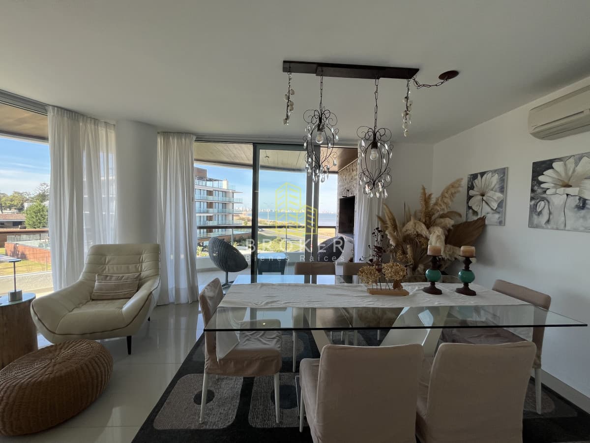 Apartamento en Venta 2 Dormitorios Frente al Mar en Playa Mansa Punta del Este