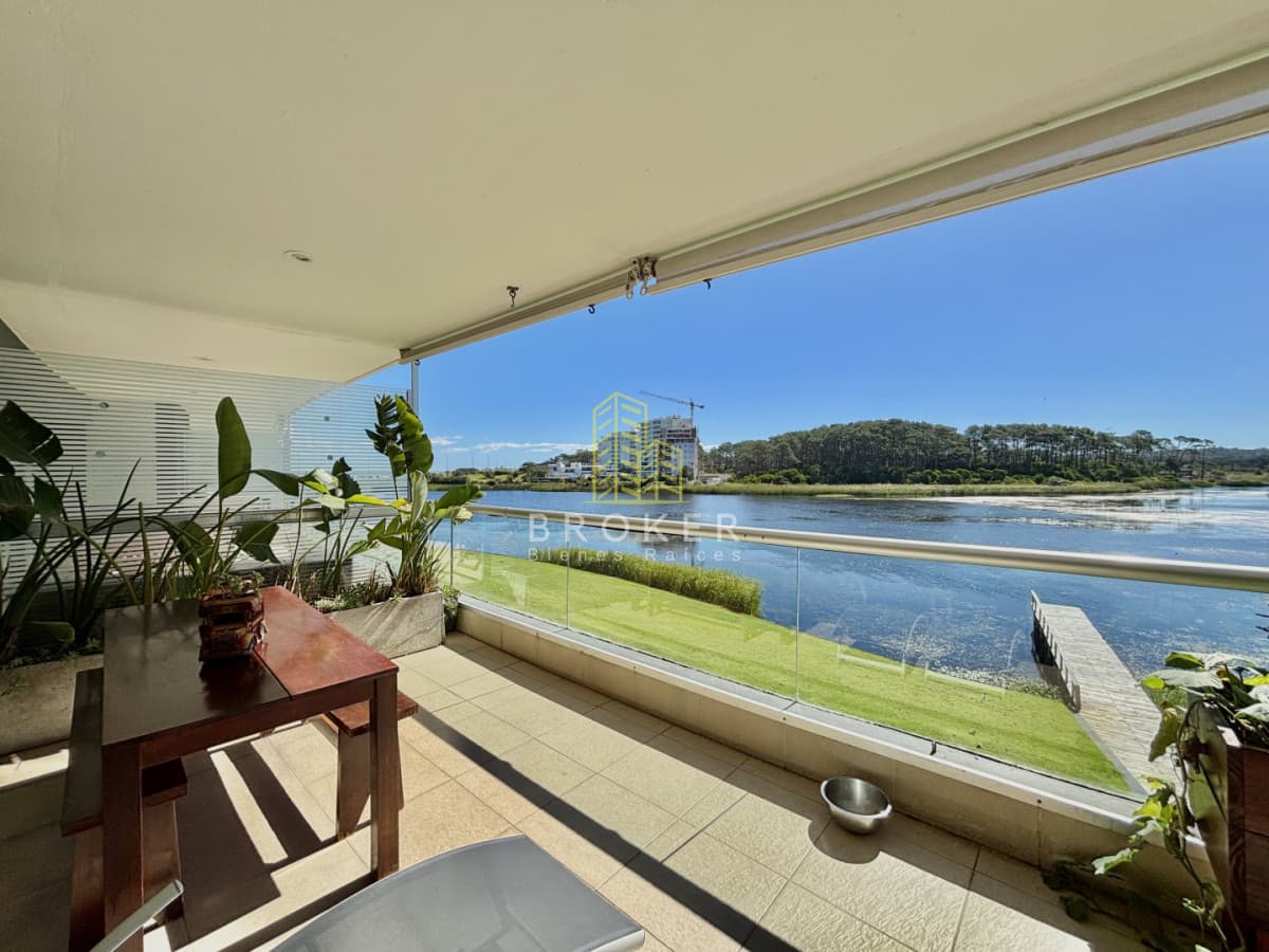 venta apartamento punta del este vista a la laguna parrilero y estufa a leña