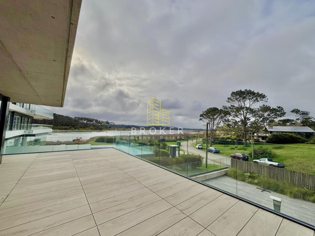 Venta apartamento 2 dormitorios punta del este mansa frente al mar parrillero