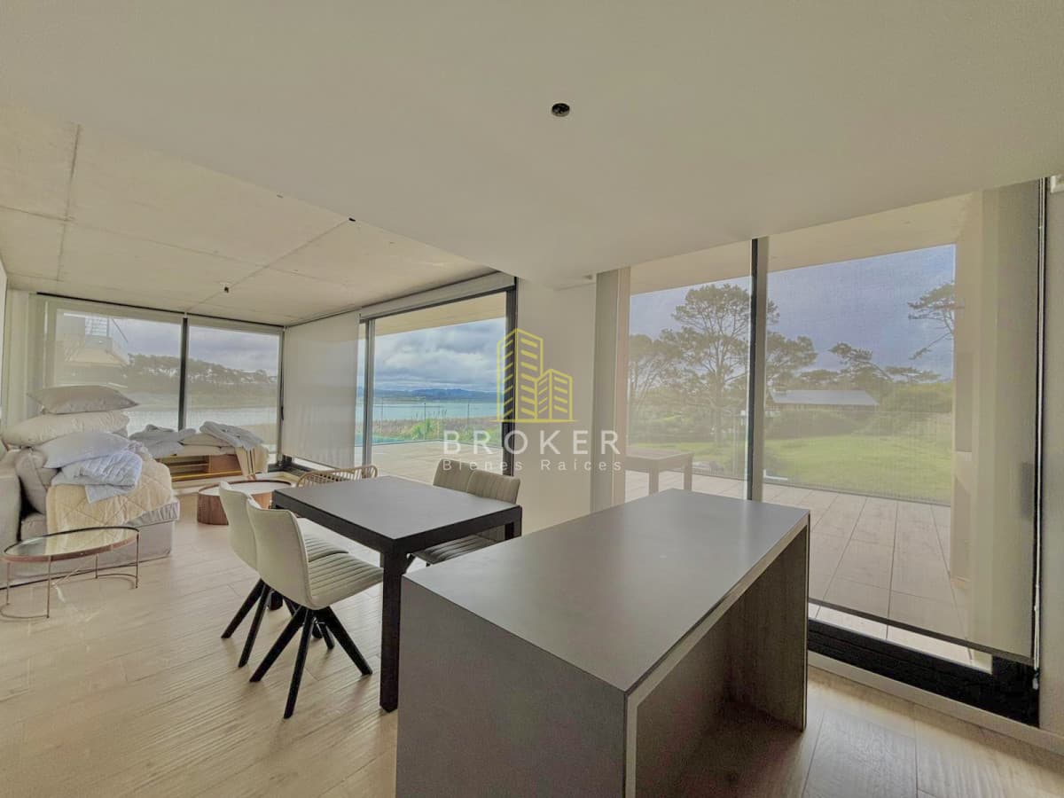 Venta apartamento 2 dormitorios punta del este mansa frente al mar parrillero