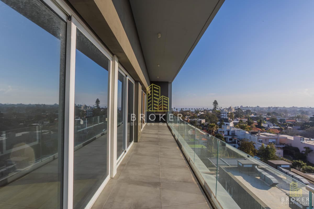 Duplex en venta en Rambla de Carrasco 268 m2 cubiertos 46 m2 terraza