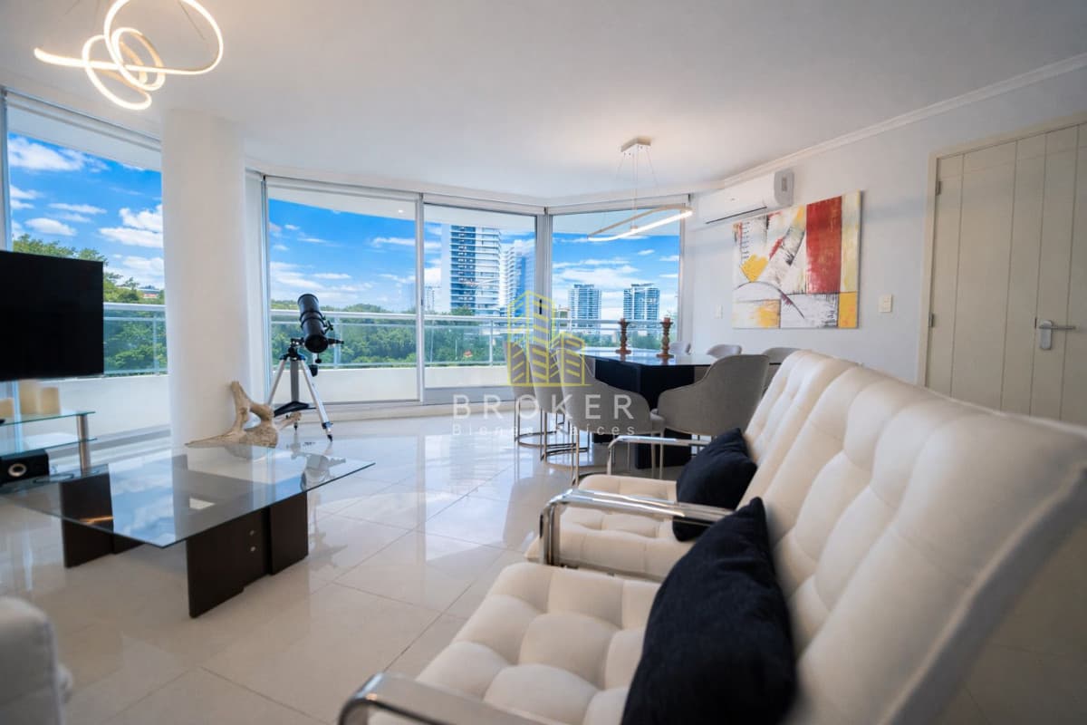 Venta de impresionante departamento de 4 dormitorios y 5 baños en Roosvelt