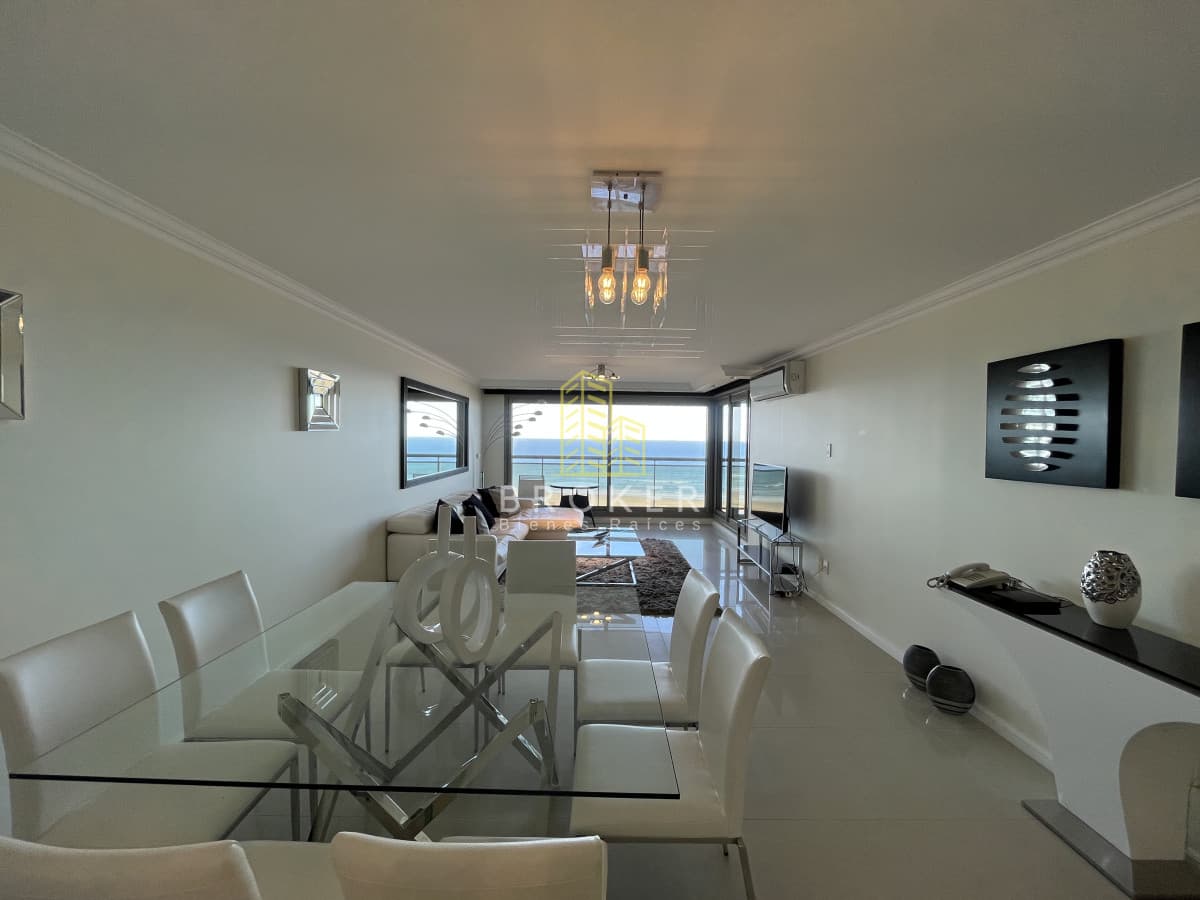 Apartamento de 3 Dormitorios Vista al Mar en Playa Brava Primera Linea Punta del Este