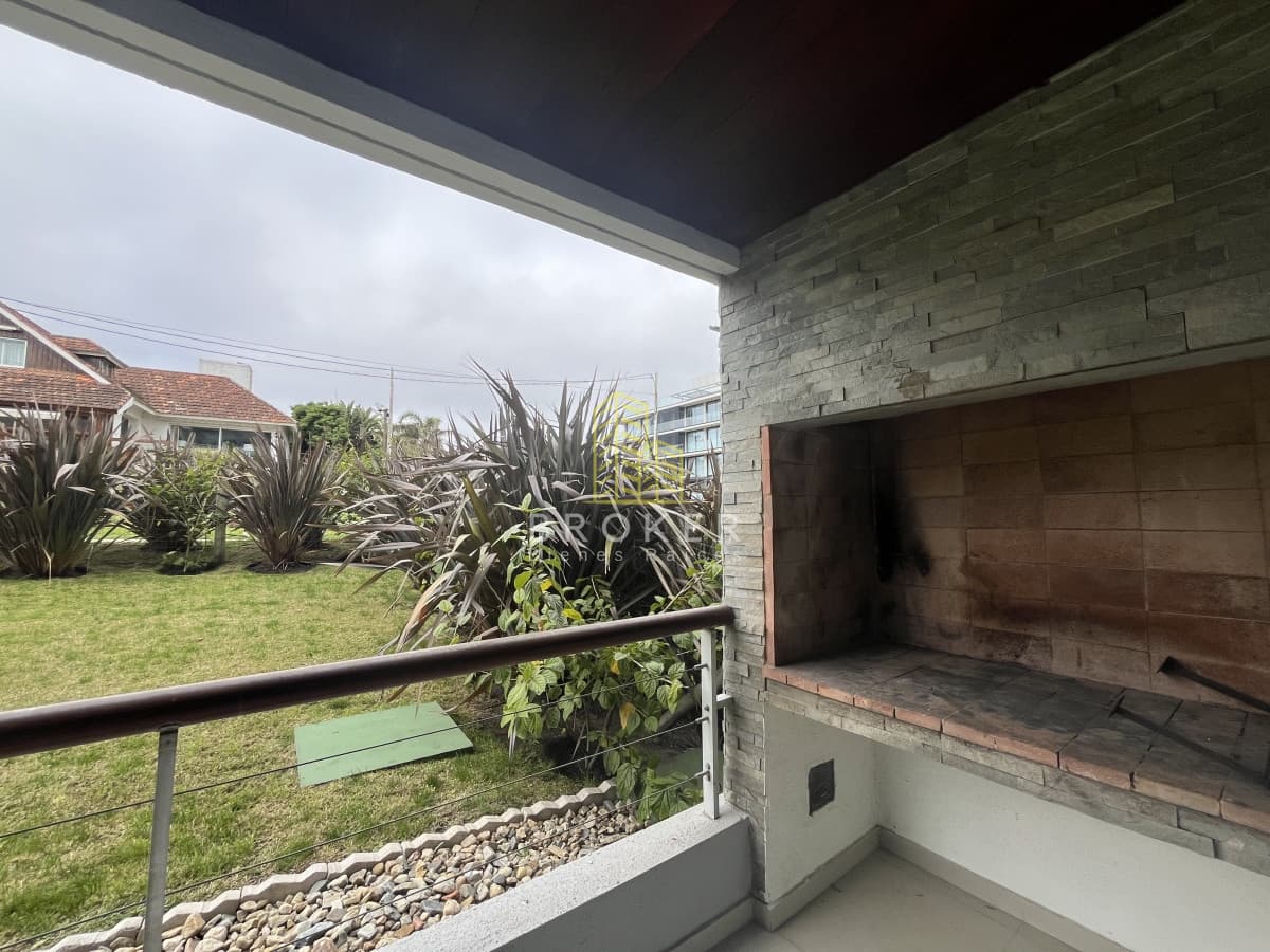 Oportunidad Apartamento en Venta Primera linea de la Mansa 2 dormitorios Isabel Pinares Punta del Este con Parrillero y Garaje