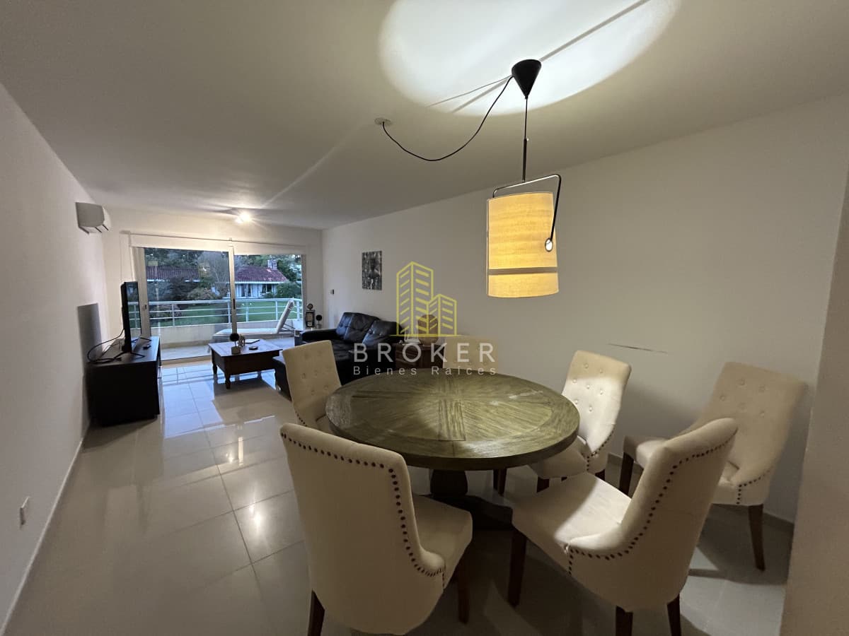 OPORTUNIDAD penthouse de 200m2 con terraza exclusiva y parrillero en edificio con servicios en Punta del Este