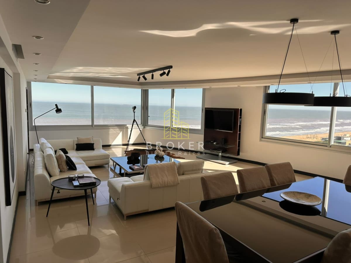 Alquiler anual de increible departamento esquinero en primera linea en Playa Brava