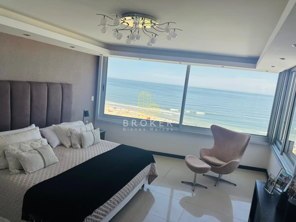 Alquiler anual de increible departamento esquinero en primera linea en Playa Brava