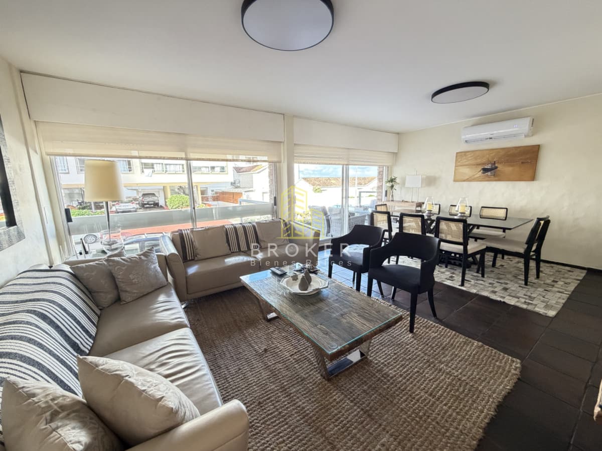 Oportunidad Vista al Mar Peninsula Apartamento de 4 Dormitorios Punta del Este