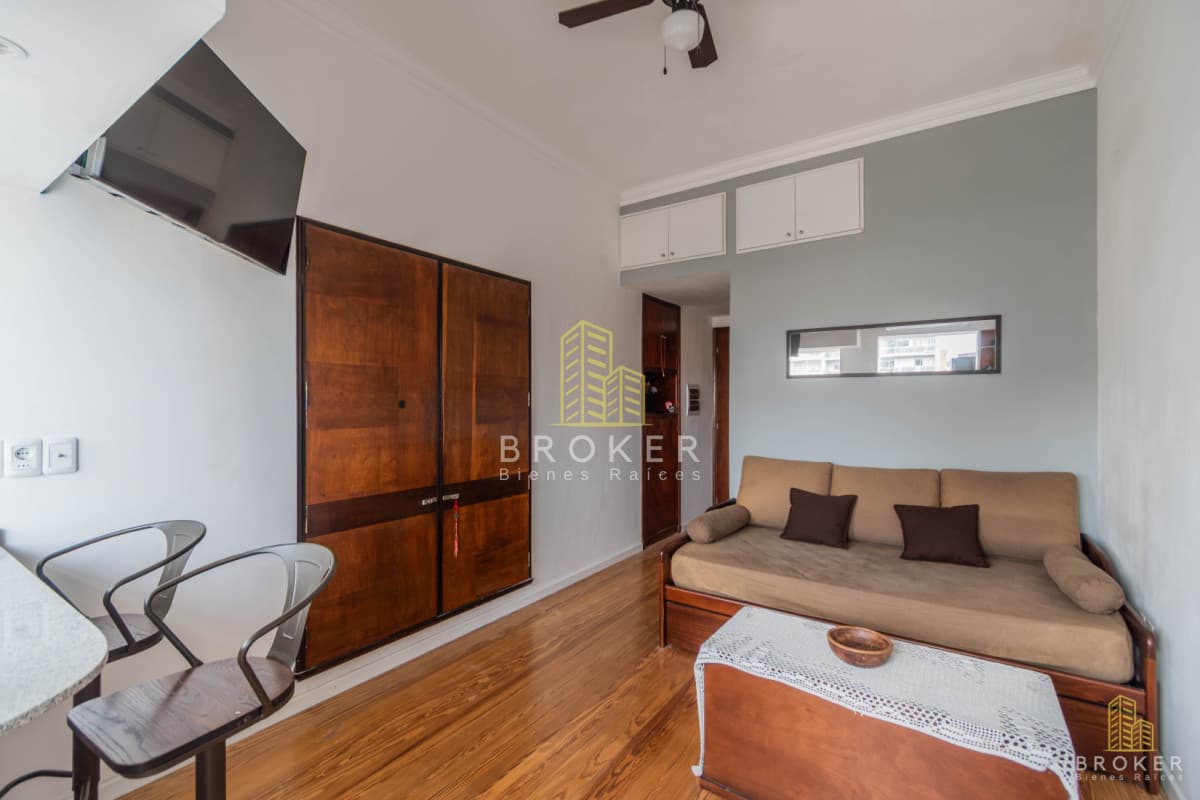 Venta monoambiente en Pocitos reciclado con vista al mar.