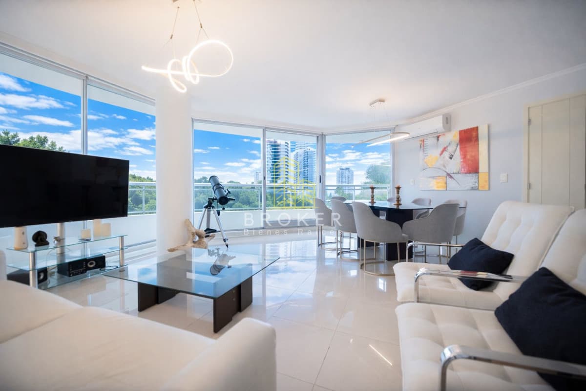 Venta de impresionante departamento de 4 dormitorios y 5 baños en Roosvelt