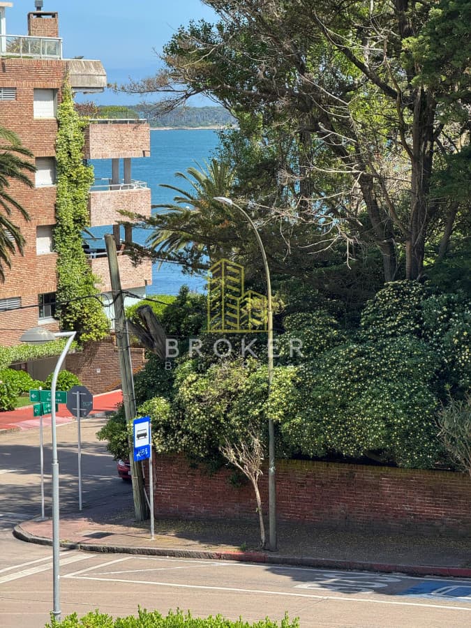 Alquiler temporario de departamento en Península, 3 dormitorios a media cuadra de la rambla, Punta del Este