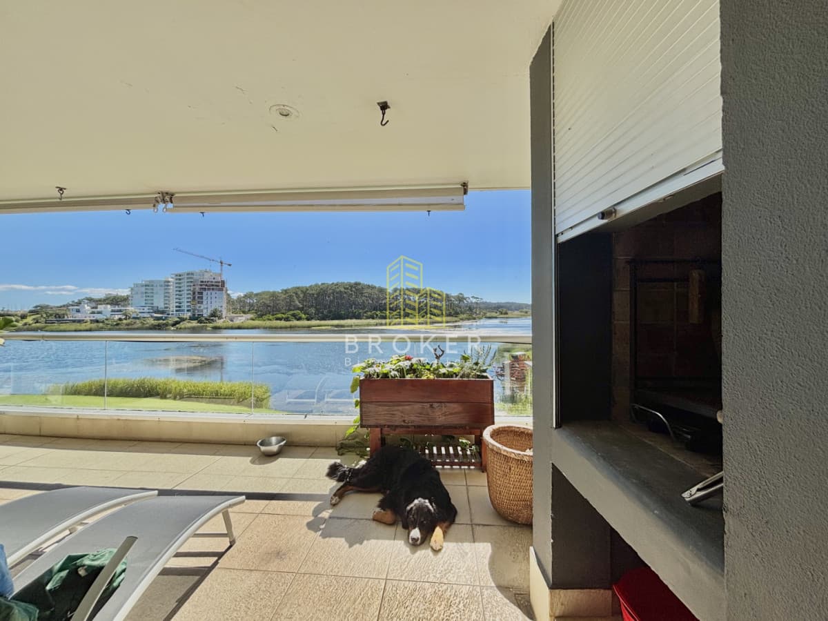 venta apartamento punta del este vista a la laguna parrilero y estufa a leña
