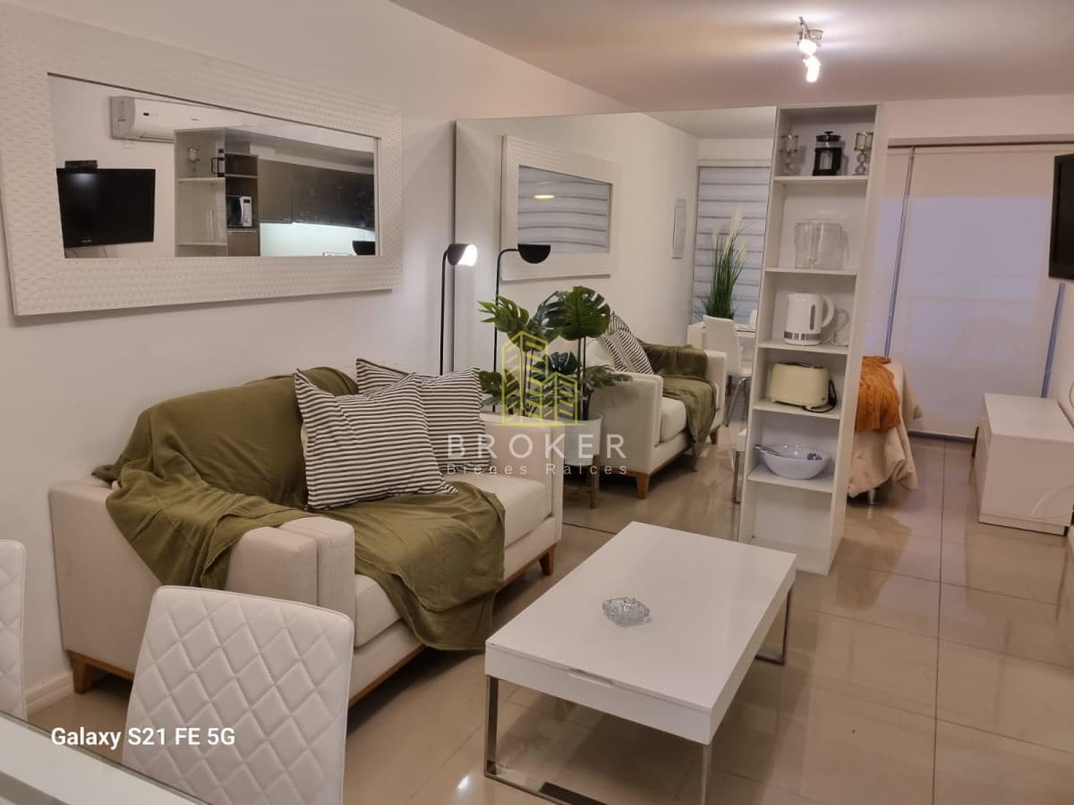 Alquiler anual de monoambiente en Punta del Este a media cuadra del puerto!