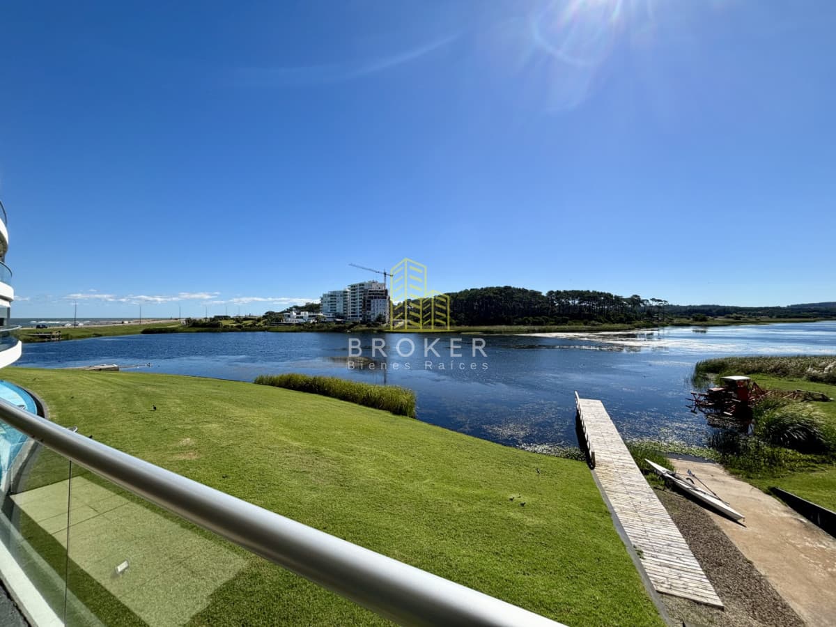 venta apartamento punta del este vista a la laguna parrilero y estufa a leña