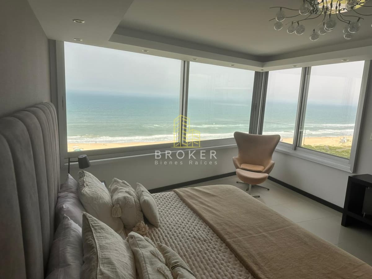 Alquiler anual de increible departamento esquinero en primera linea en Playa Brava