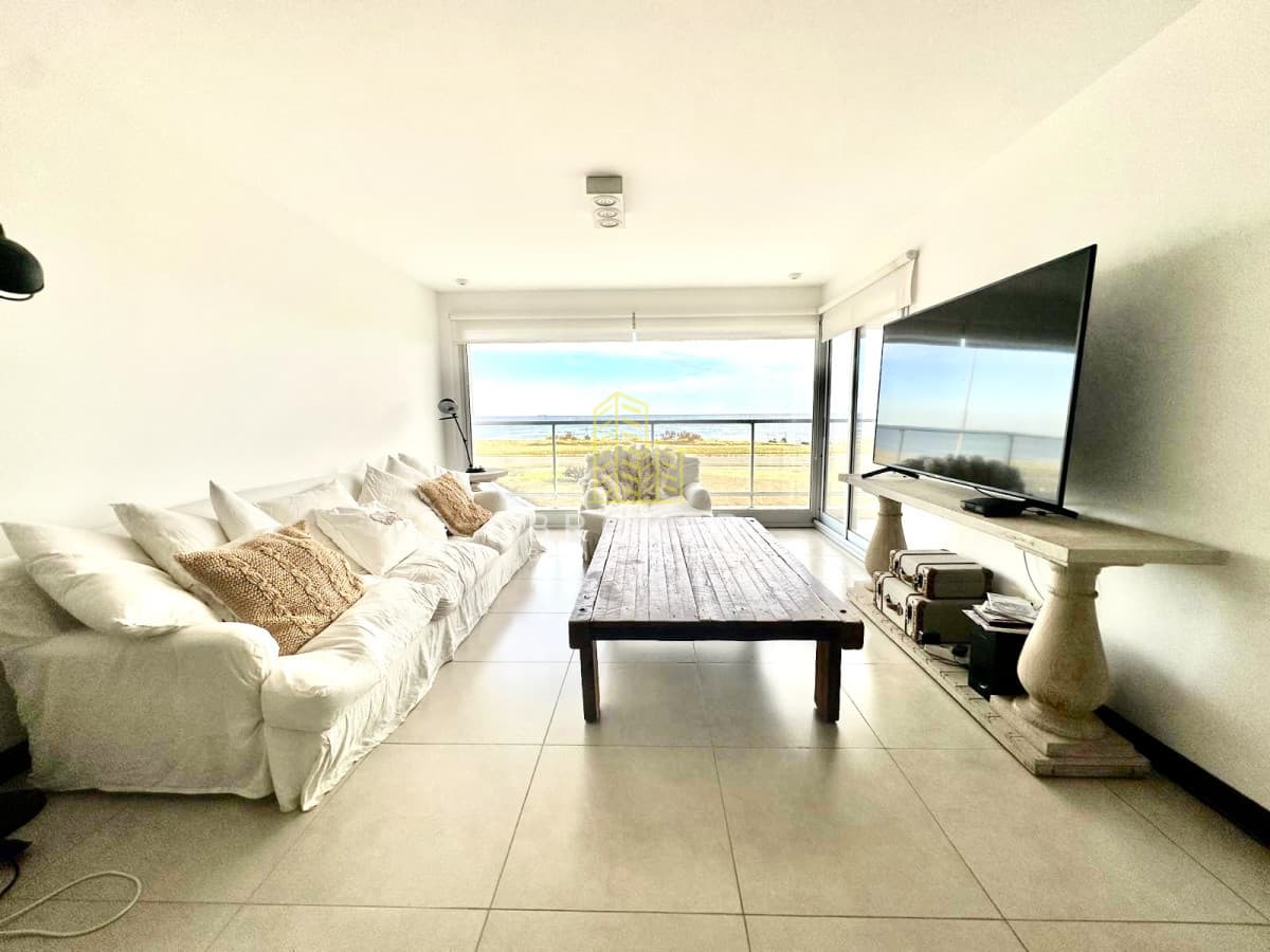 Departamento Ville de Mer primera linea de Punta del Este frente al mar Playa Mansa