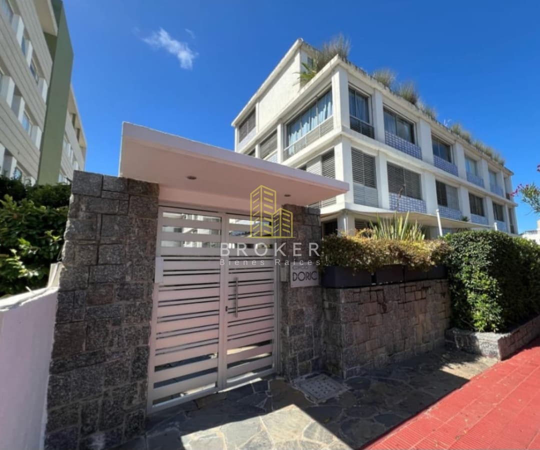 Alquiler temporario de departamento en Península, 3 dormitorios a media cuadra de la rambla, Punta del Este