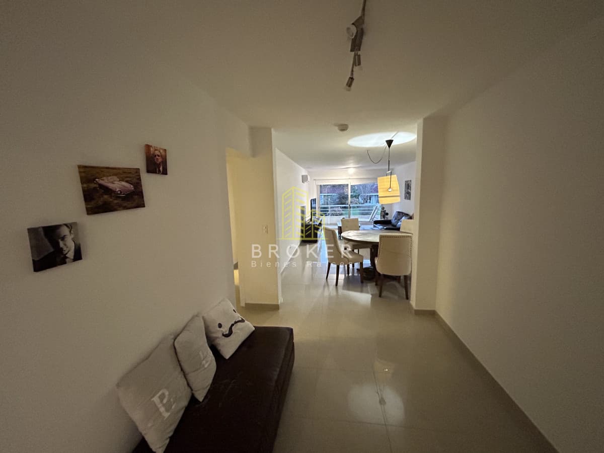 OPORTUNIDAD penthouse de 200m2 con terraza exclusiva y parrillero en edificio con servicios en Punta del Este