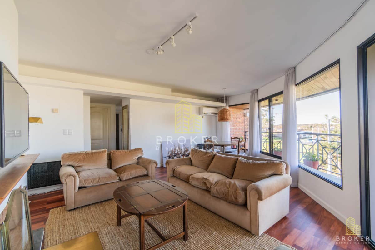 Alquiler apartamento de 2 dormitorios más servicio en Carrasco.