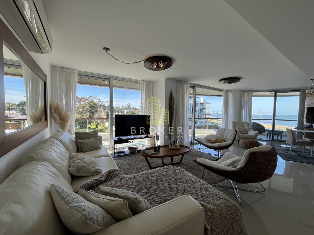 Apartamento en Venta 2 Dormitorios Frente al Mar en Playa Mansa Punta del Este