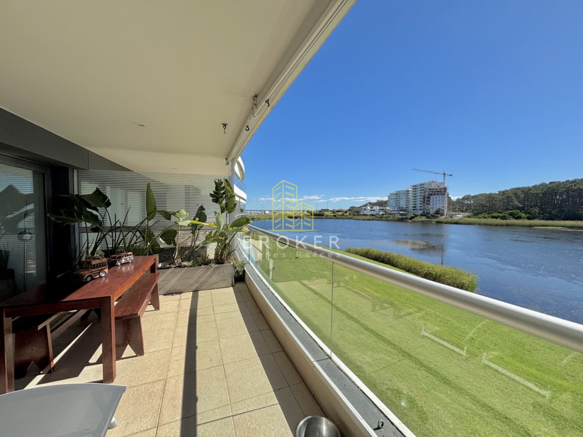 venta apartamento punta del este vista a la laguna parrilero y estufa a leña