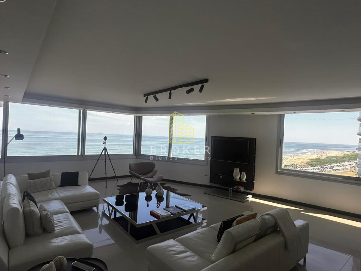 Alquiler anual de increible departamento esquinero en primera linea en Playa Brava