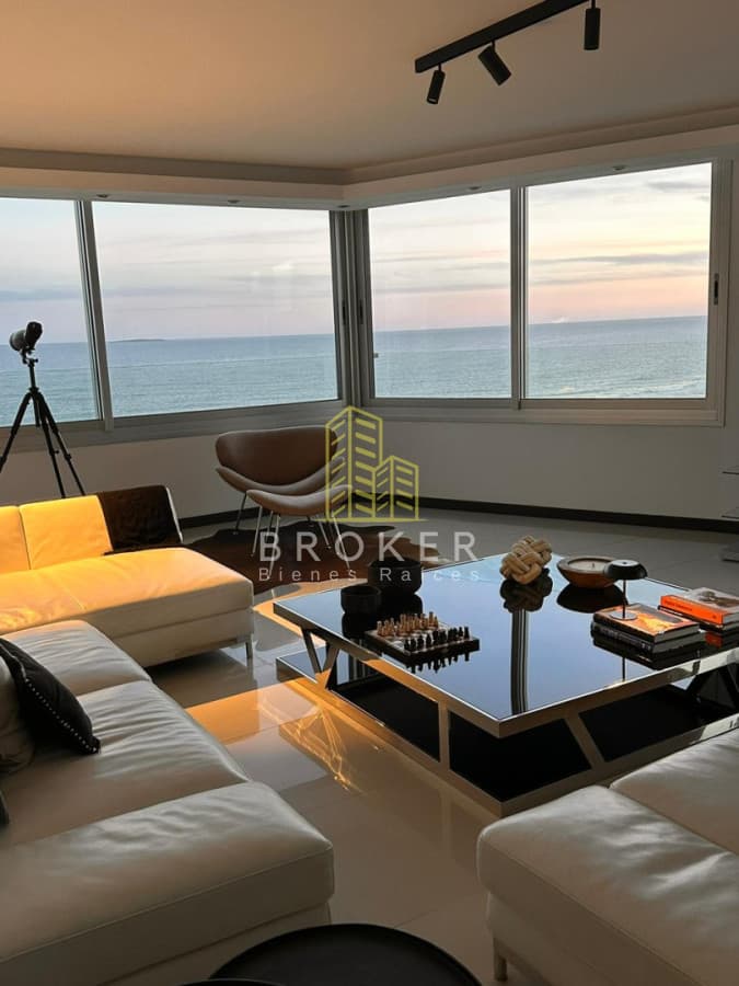 Alquiler anual de increible departamento esquinero en primera linea en Playa Brava