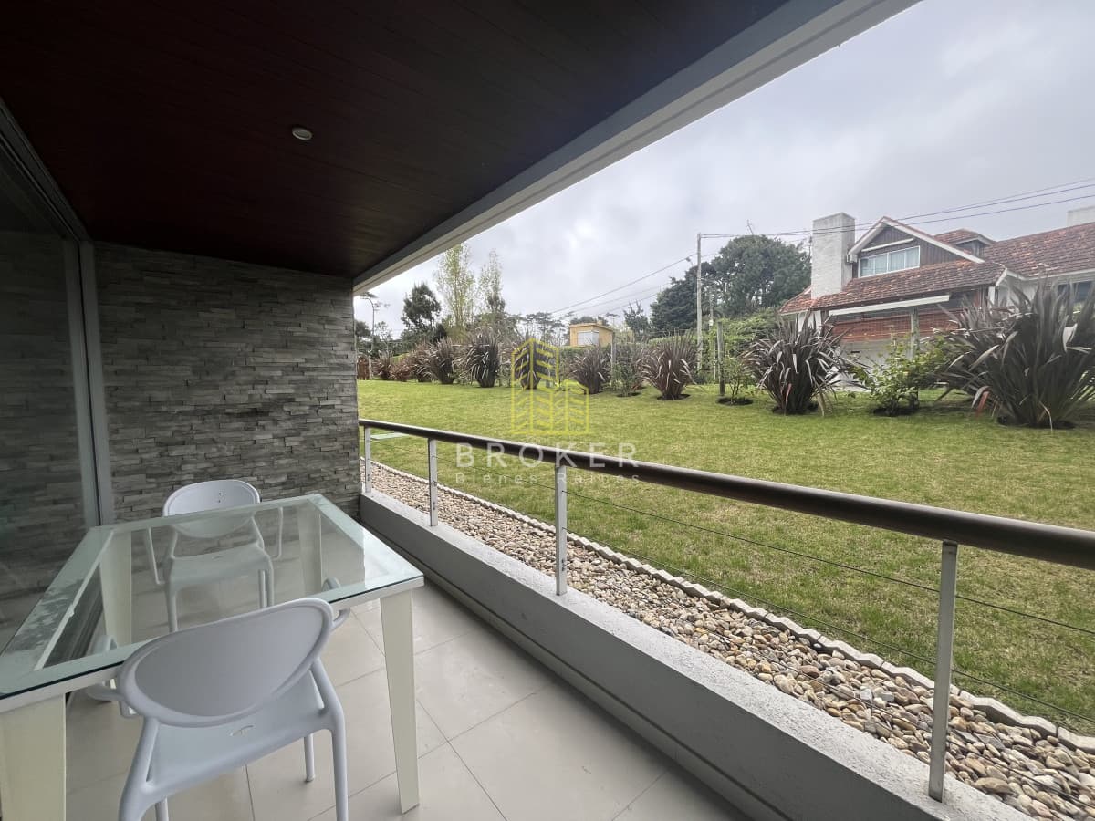 Oportunidad Apartamento en Venta Primera linea de la Mansa 2 dormitorios Isabel Pinares Punta del Este con Parrillero y Garaje