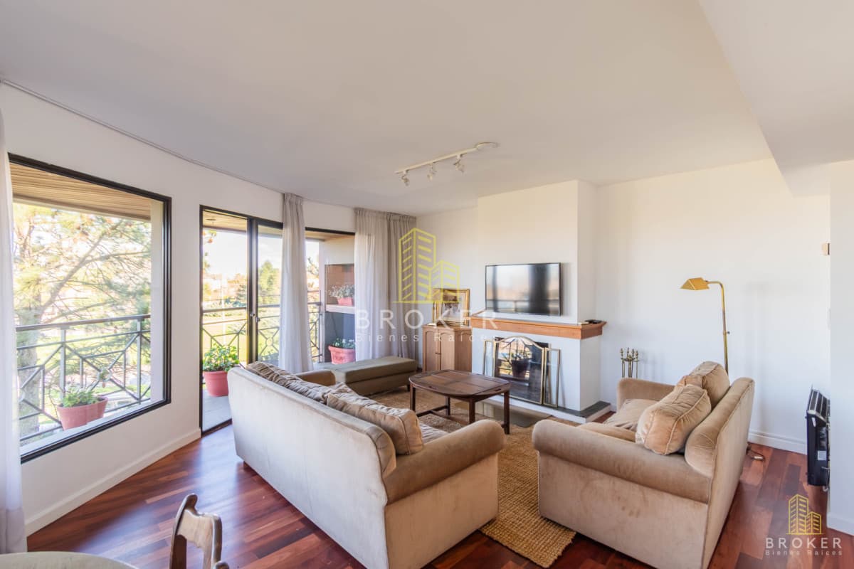 Alquiler apartamento de 2 dormitorios más servicio en Carrasco.