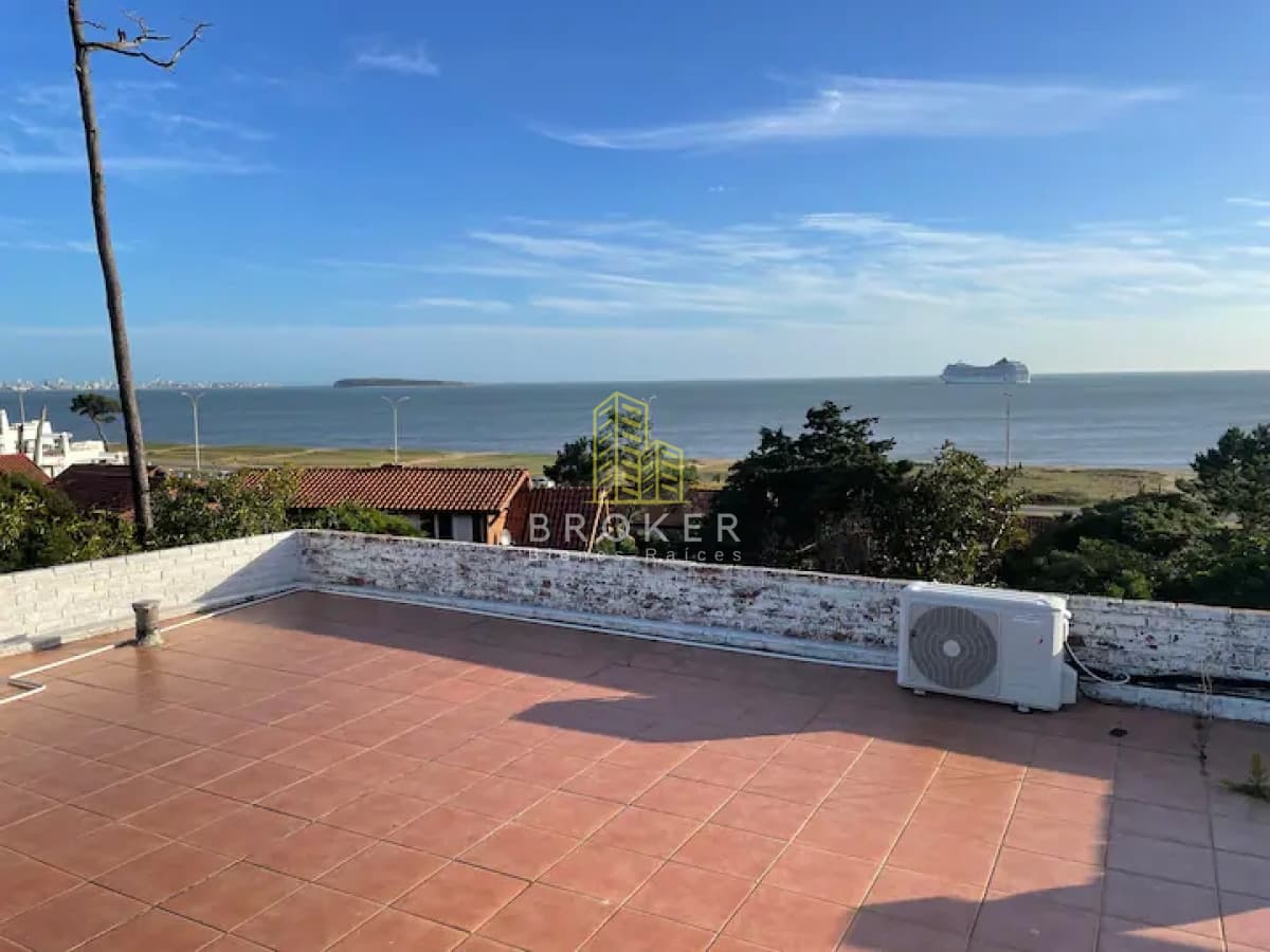 Casa 4 dormitorios en Alquiler Temporal Verano Mansa con  Vista al Mar y a una cuadra de la Playa Parrillero y Garage