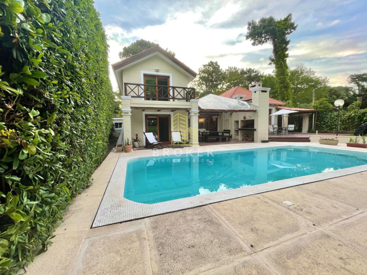 Venta de amplia casa en san rafael con pileta climatizada de 3 dormitorios + servicio
