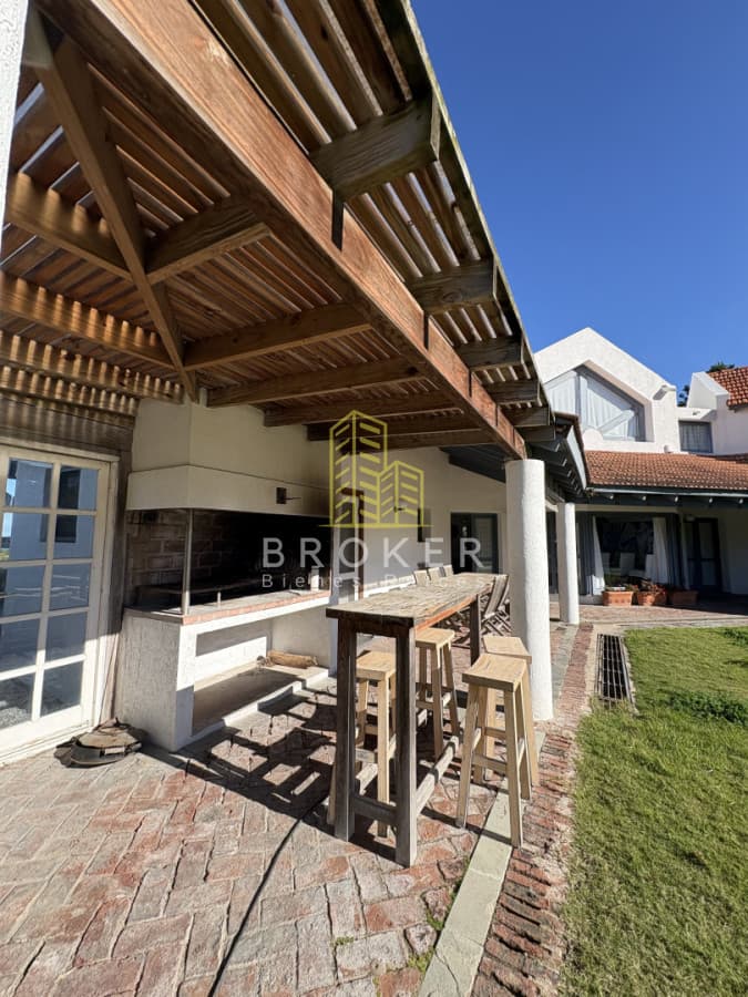 Impresionante casa en frente al mar en Montoya de 4 dorm + servicio