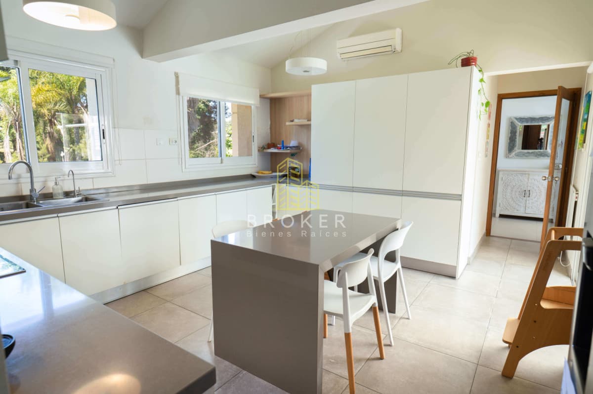 Venta y alquiler anual de impresionante casa de 400 m2 en barrio privado