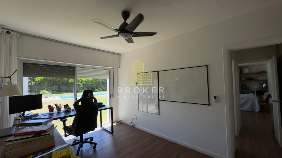 Alquiler anual de amplia y moderna casa en barrio privado