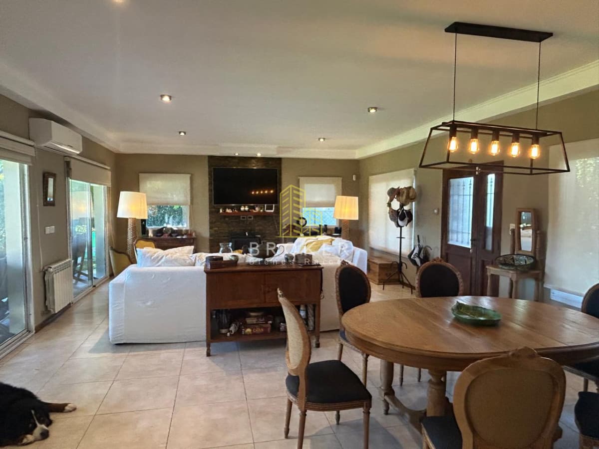 Venta Casa Haras Santa María Escobar, con parrillero, jardín y pileta