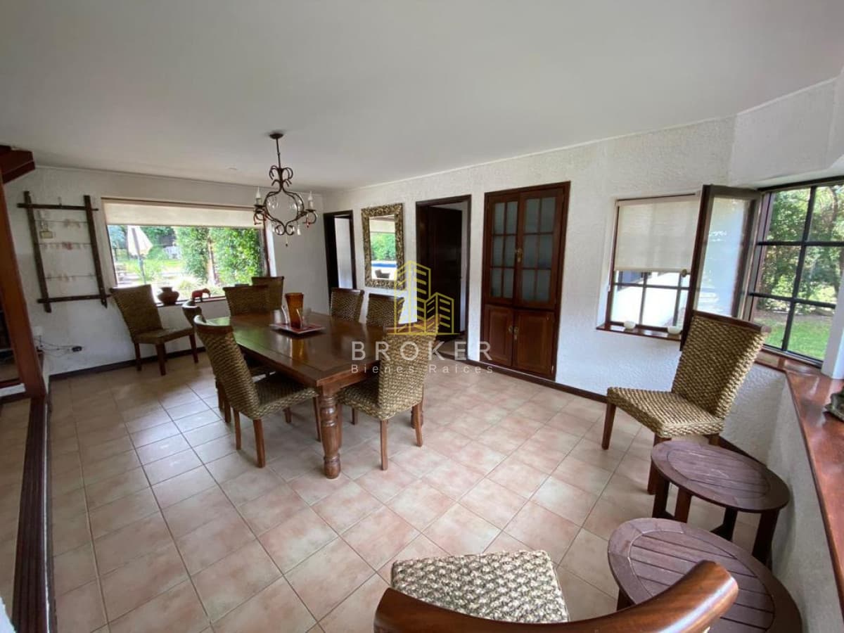 Amplia casa con piscina y hermoso jardín en Barrio Lugano