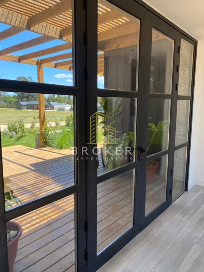 Venta y alquiler anual de casa de 4 dormitorios en barrio privado de la barra