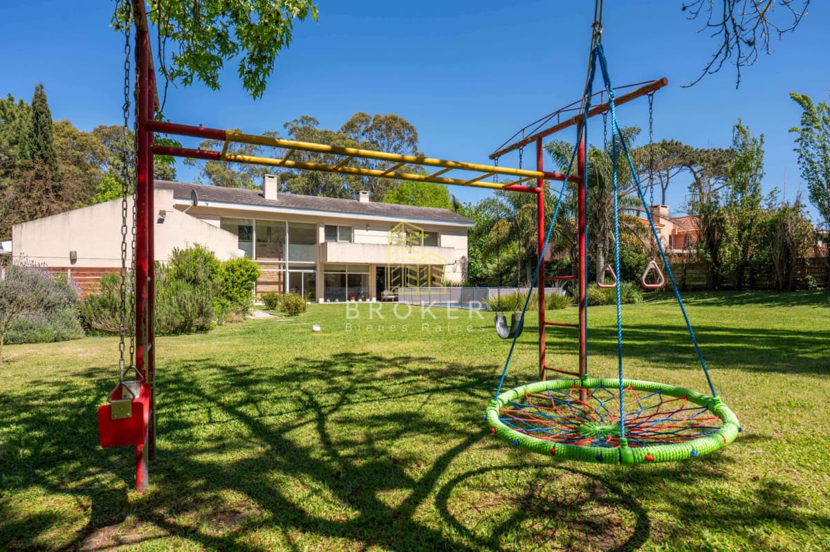 Venta y alquiler anual de impresionante casa de 400 m2 en barrio privado