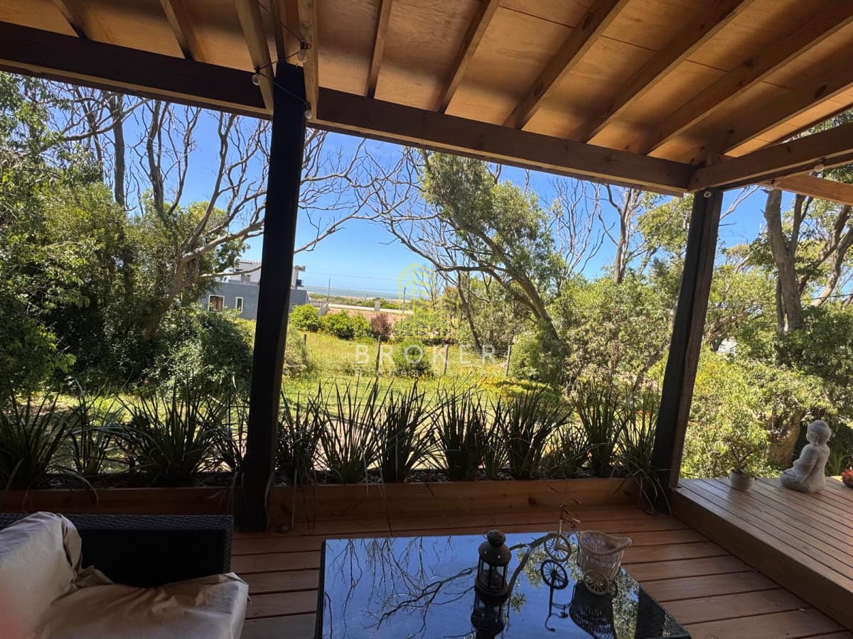 Moderna casa, a pasos del mar, en alquiler temporario en Balneario Buenos Aires, Punta del Este