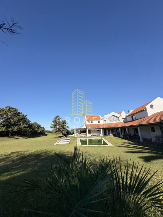 Impresionante casa en frente al mar en Montoya de 4 dorm + servicio