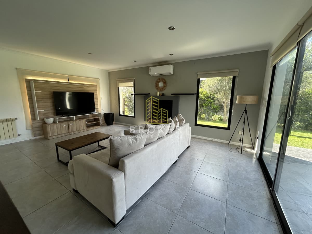 Venta Casa Haras Santa María Escobar 5 dormitorios Pileta parrilla estufa a leña