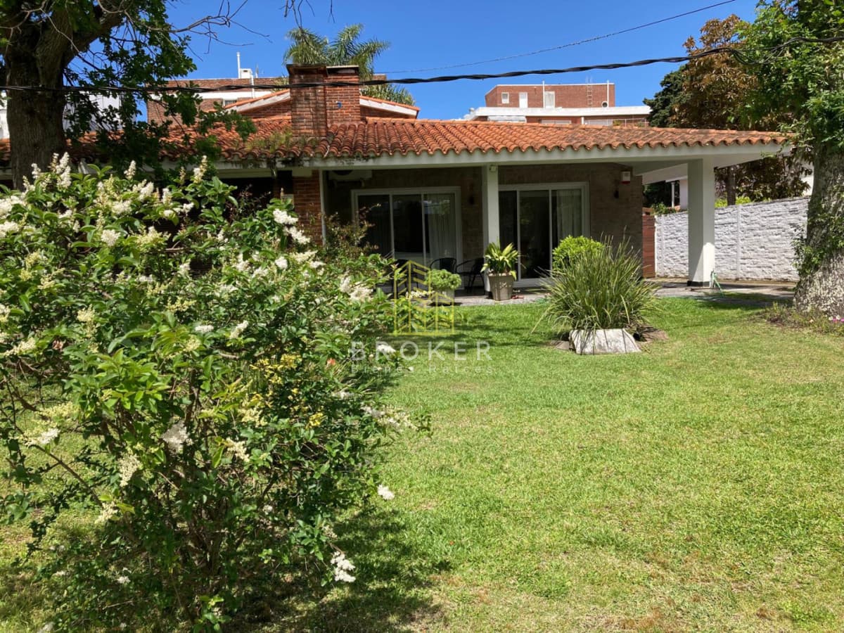 Alquiler de temporada de casa de 3 dorm + 2 baños a una cuadra de la playa en mansa