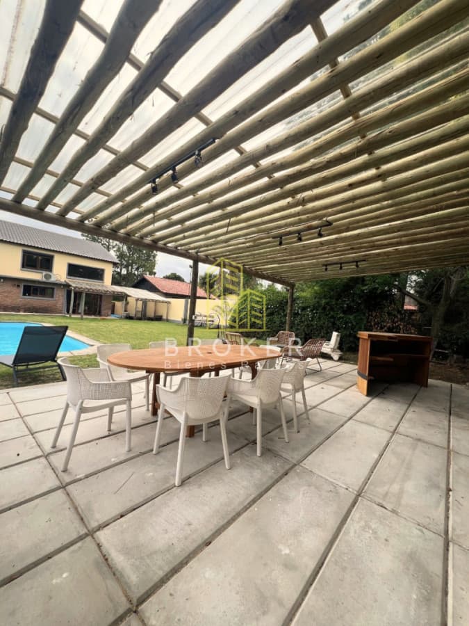Venta y alquiler anual de moderna casa en mansa 5 dorm+ piscina