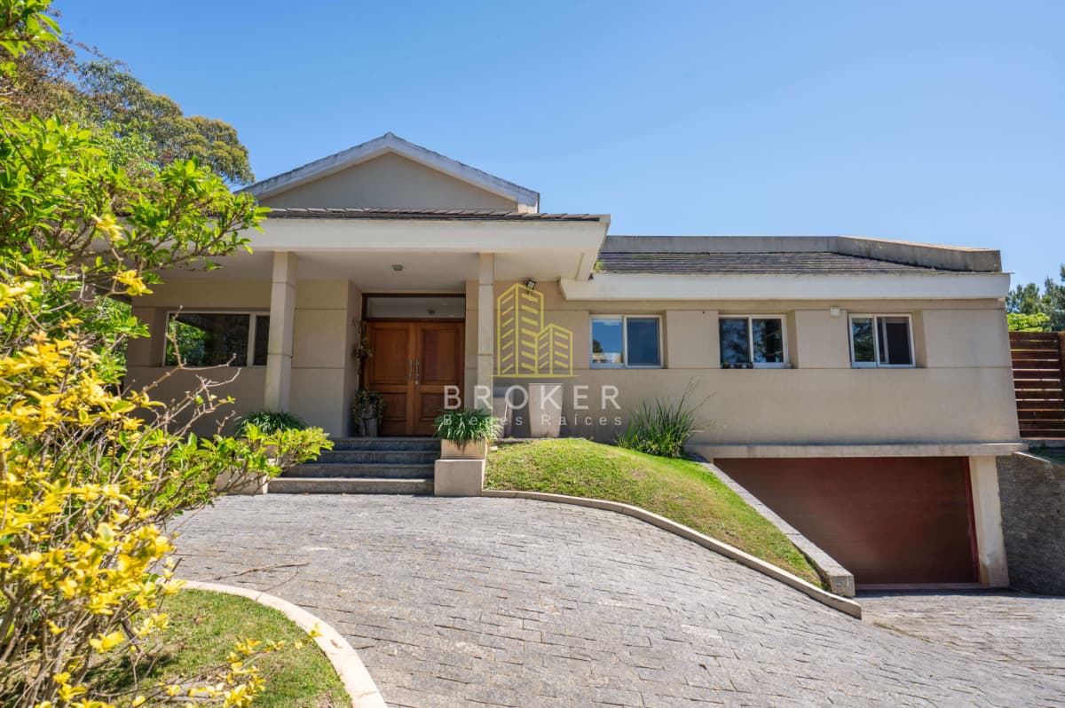 Venta y alquiler anual de impresionante casa de 400 m2 en barrio privado